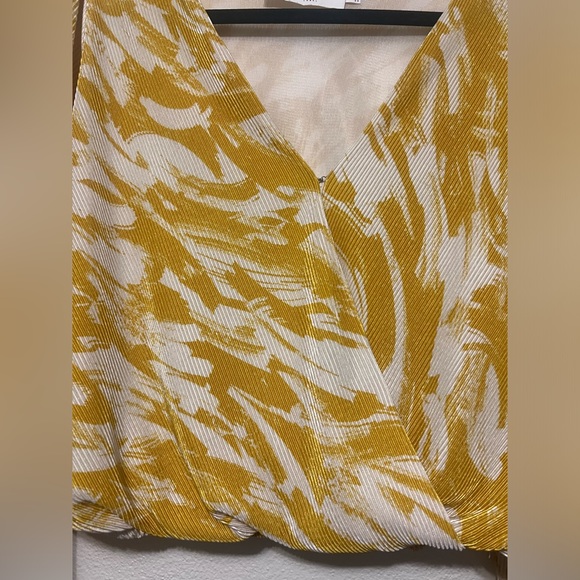 ASTR the label- PLISSE LONG SLEEVE SURPLICE WRAP TOP IN MSTD PAINT - Picture 6 of 6